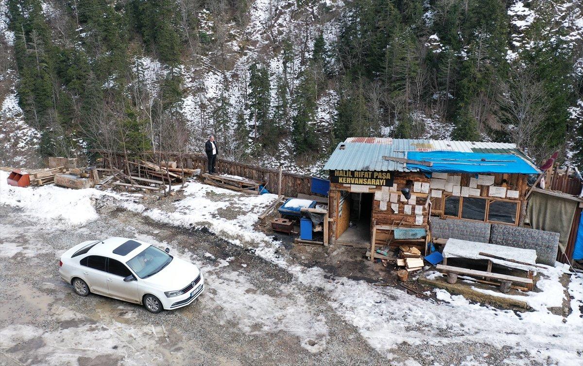 Giresun'da 'Kervansaray' dediği kulübesinin kapısını yolcular için 24 saat açık tutuyor