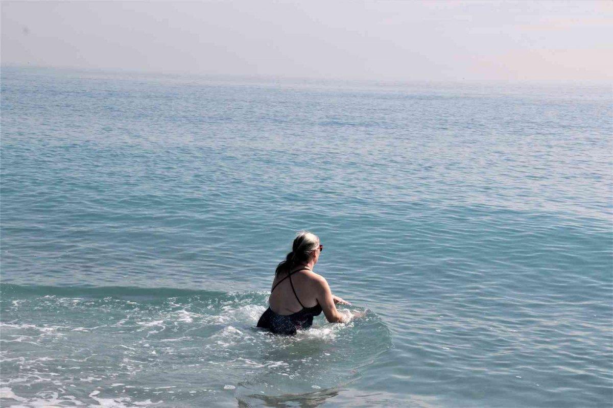 Antalya’da, sıcak havayı fırsat bilip denize girdiler