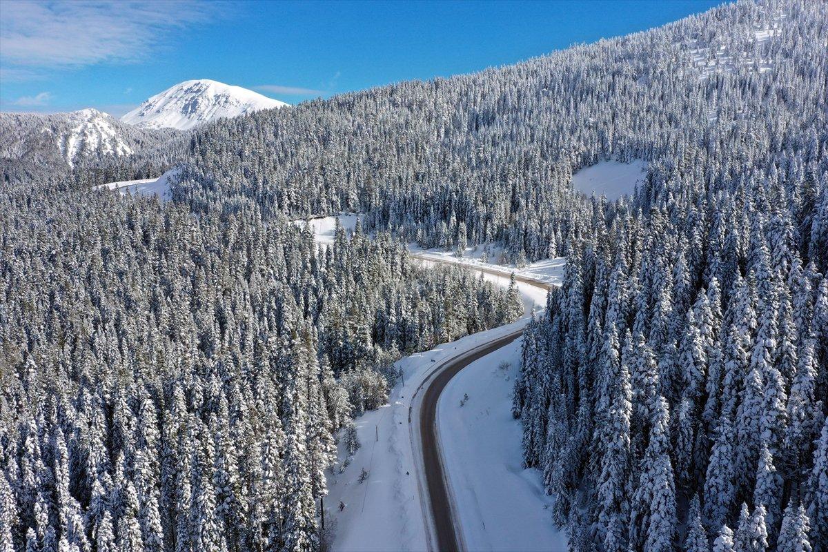 Beyaz örtüyle kaplanan Ilgaz, havadan görüntülendi