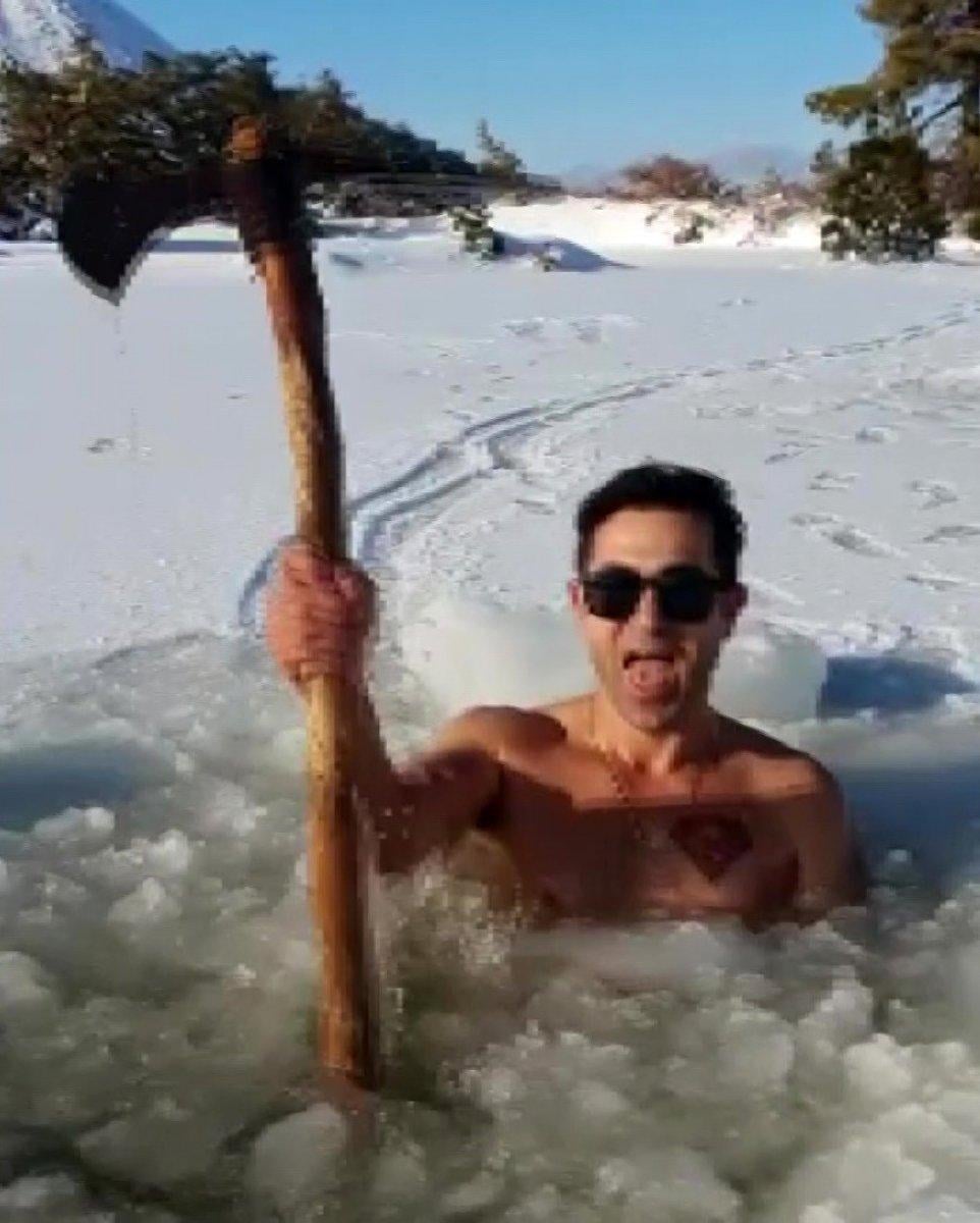 Amanoslar'da buzlu suya giren vatandaş, hedefini açıkladı