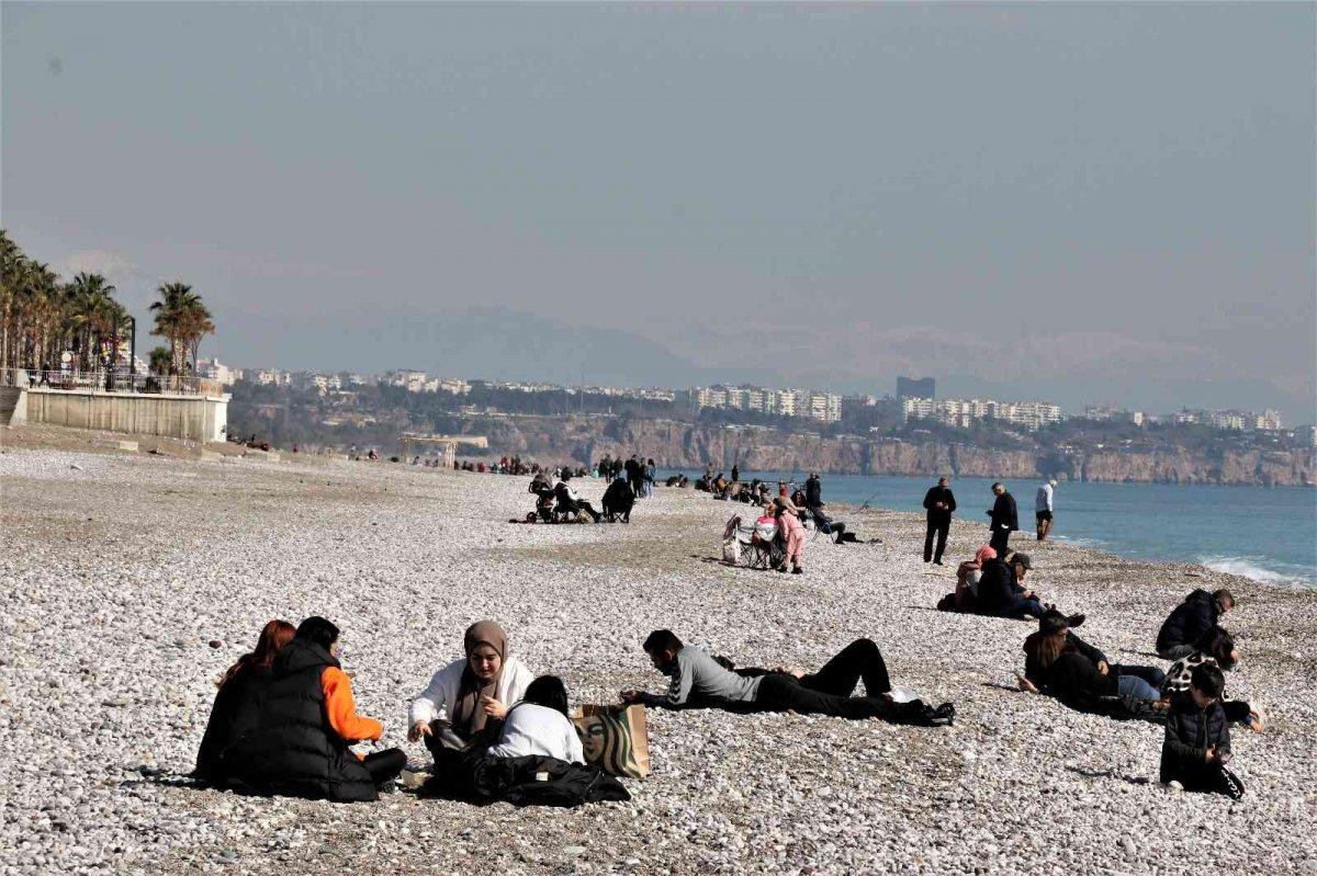 Antalya’da, sıcak havayı fırsat bilip denize girdiler