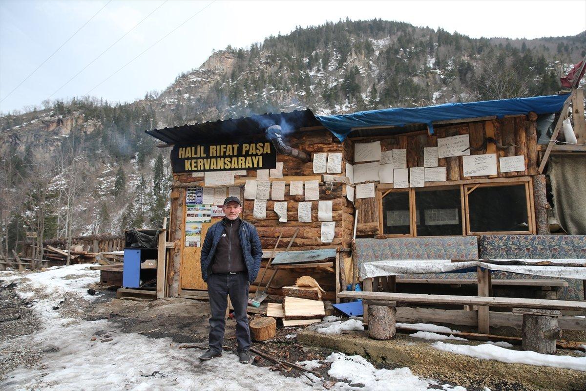 Giresun'da 'Kervansaray' dediği kulübesinin kapısını yolcular için 24 saat açık tutuyor