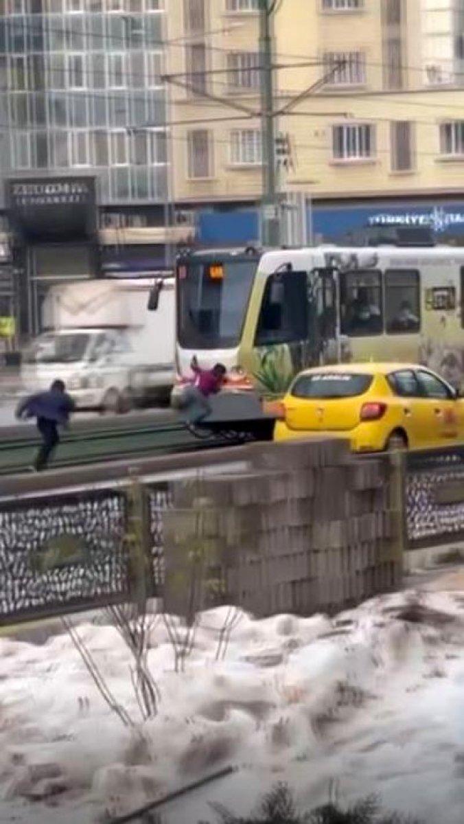Gaziantep’te, çocukların tramvayla tehlikeli yolculuğu kamera