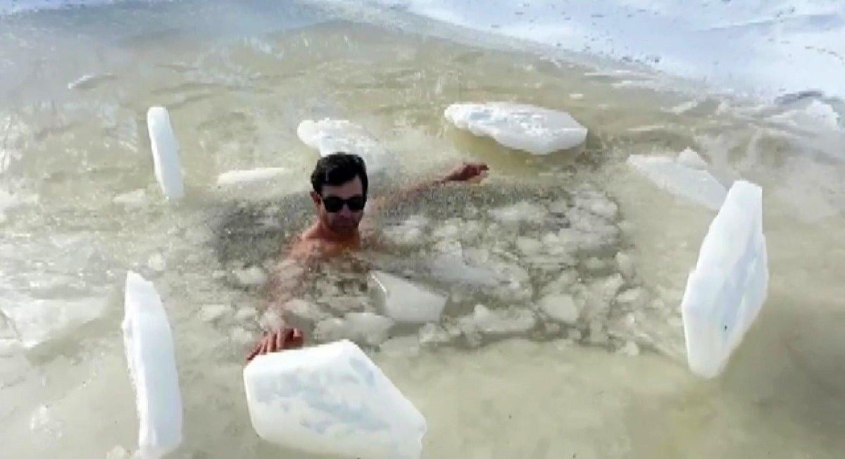 Amanoslar'da buzlu suya giren vatandaş, hedefini açıkladı