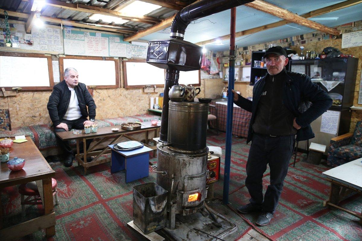 Giresun'da 'Kervansaray' dediği kulübesinin kapısını yolcular için 24 saat açık tutuyor