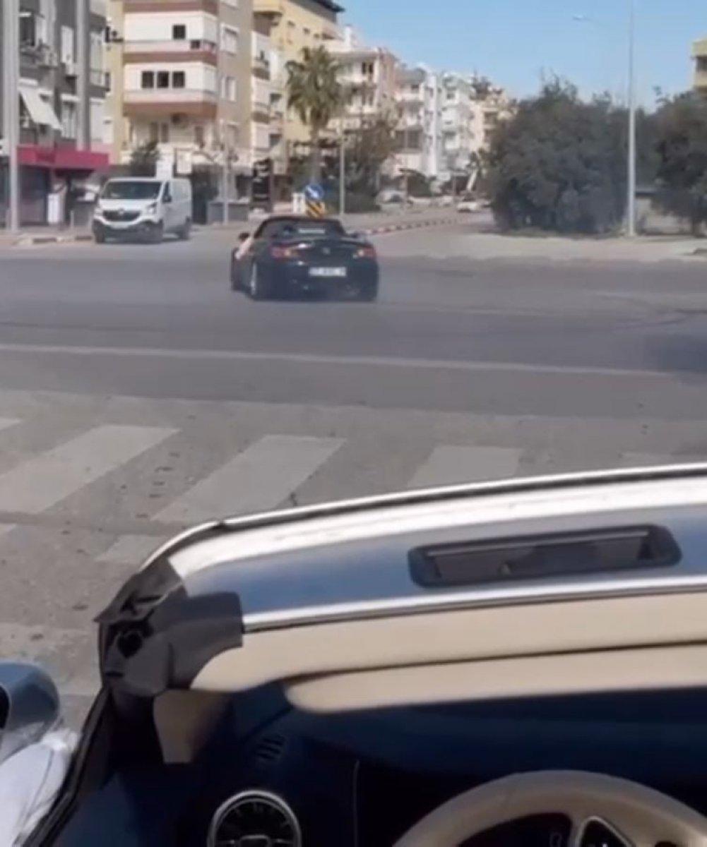 Antalya'da düğün konvoyunda üstü açık arabayla yaptıkları korkuttu
