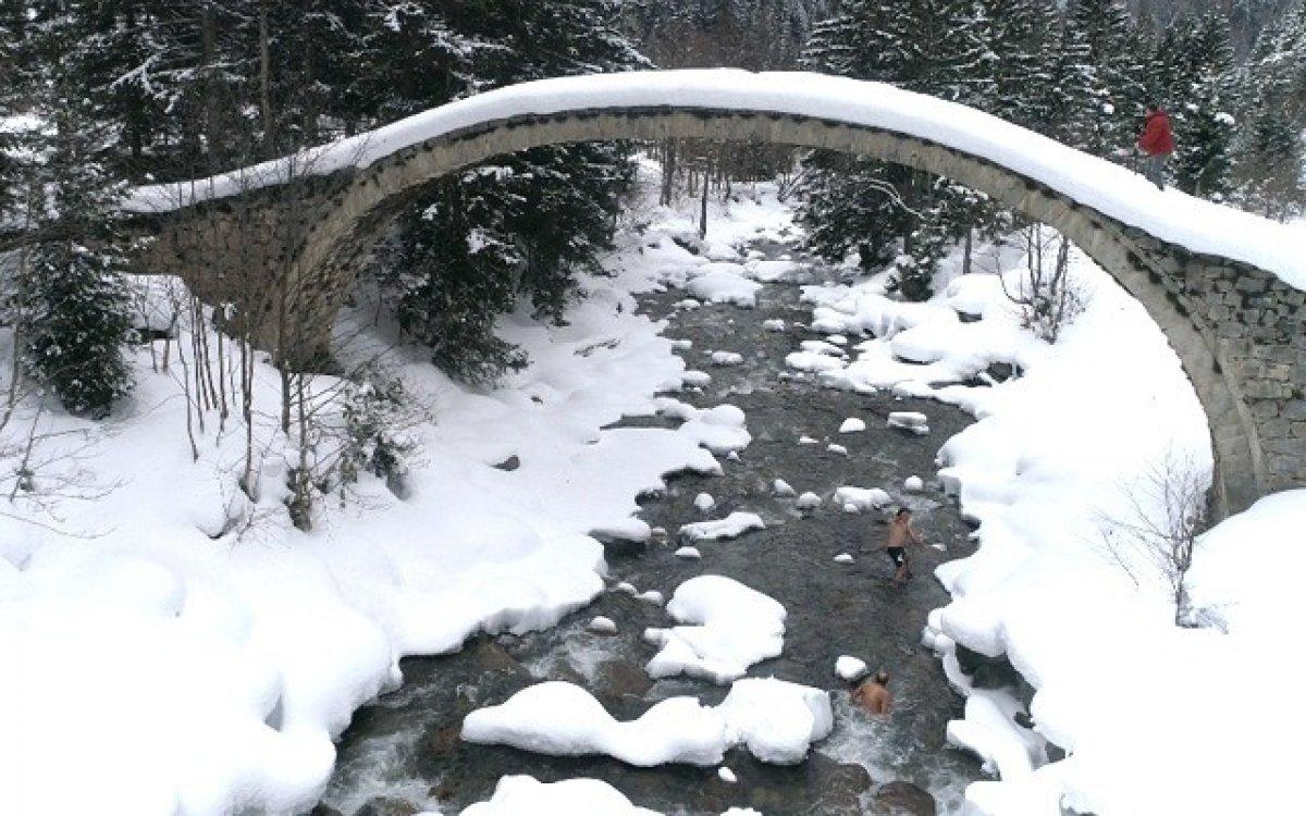 Rize’de, karlı Fırtına Deresi’nde yüzdüler