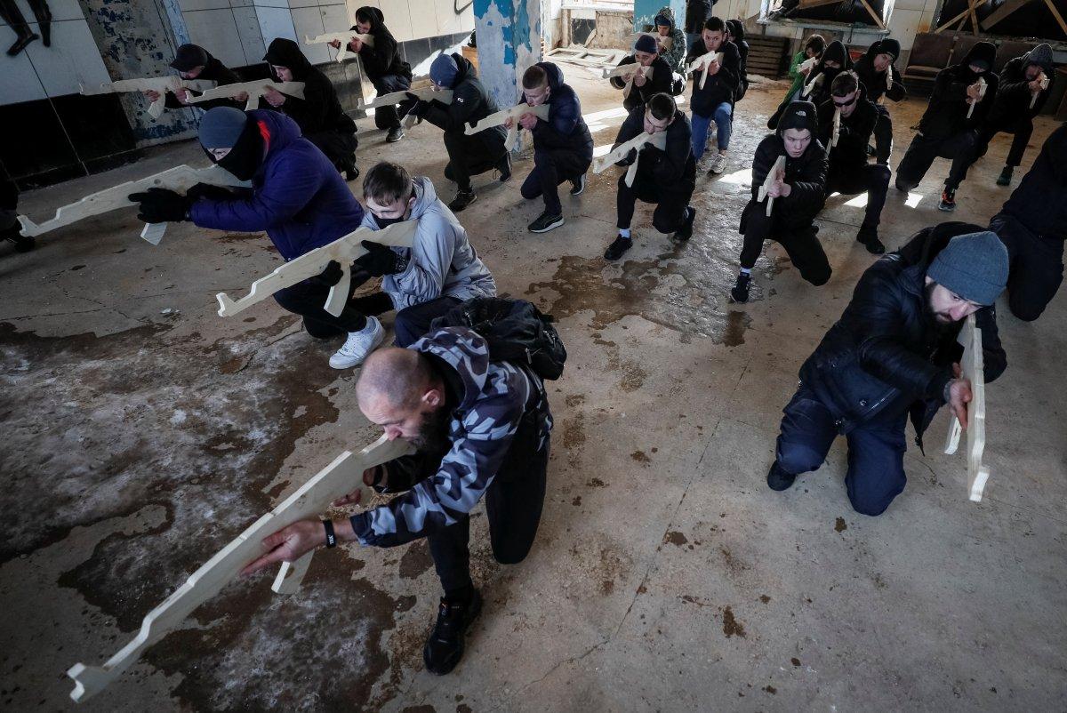 Ukrayna'da sivillere silah eğitimi devam ediyor