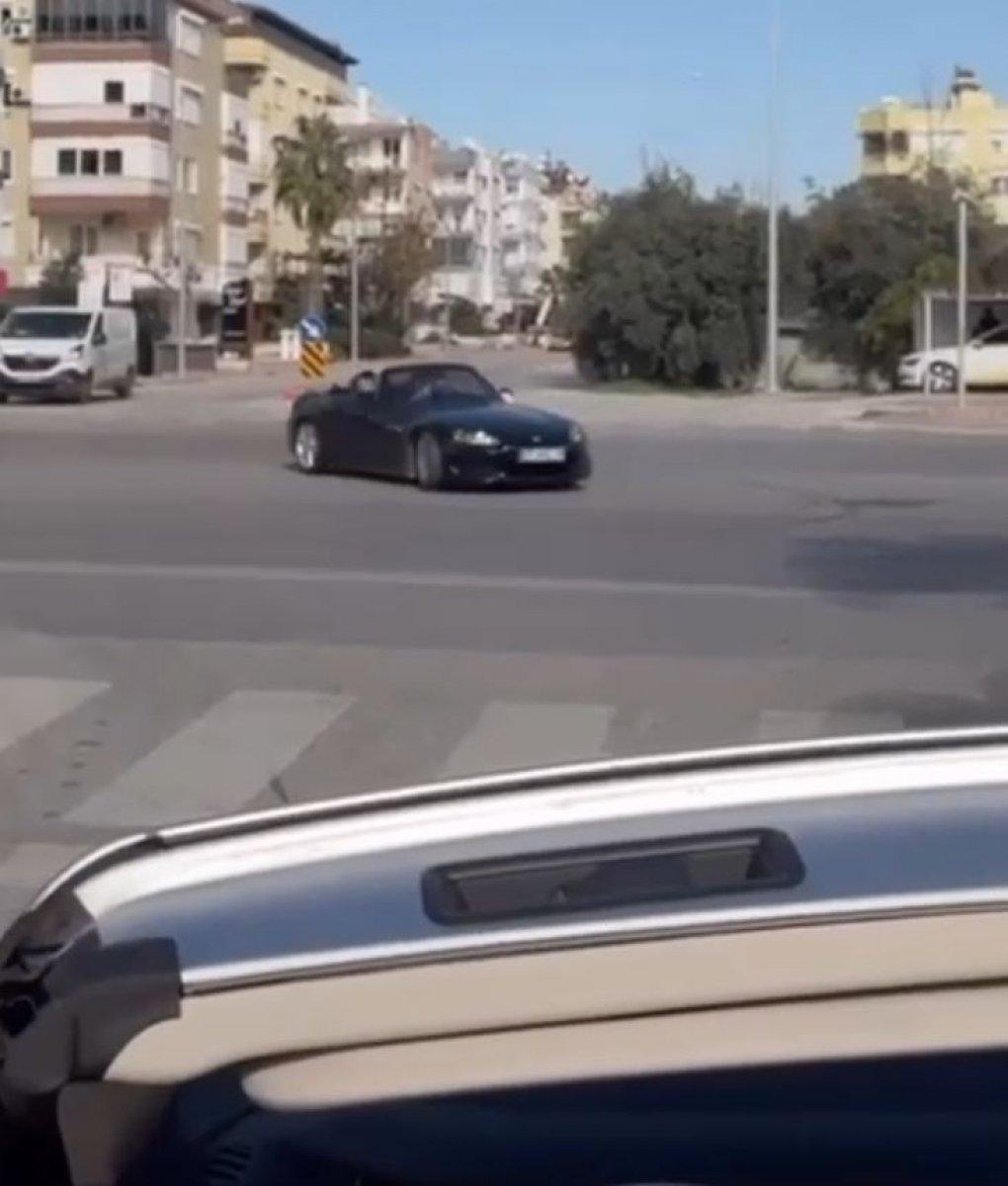 Antalya'da düğün konvoyunda üstü açık arabayla yaptıkları korkuttu