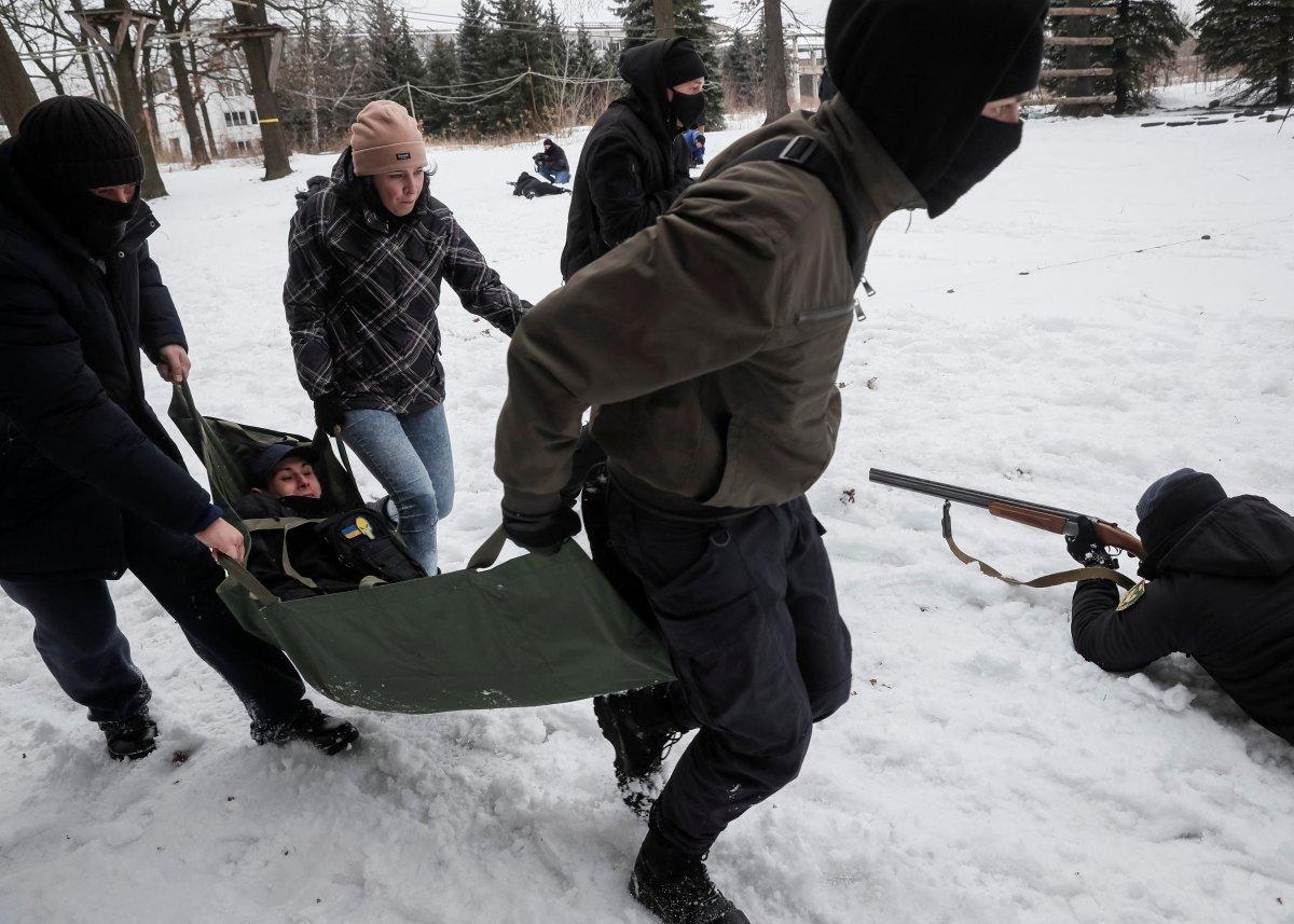 Ukrayna'da sivillere silah eğitimi devam ediyor