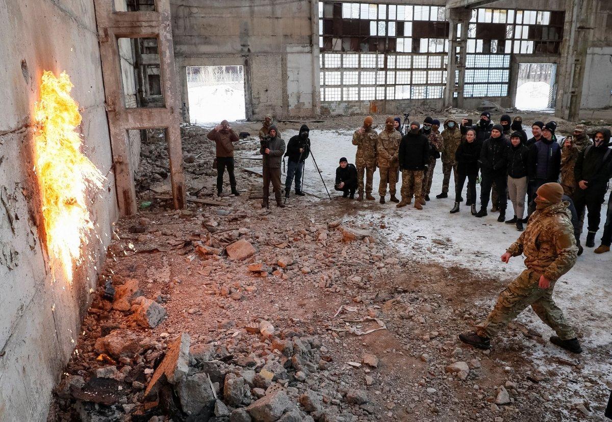 Ukrayna'da sivillere silah eğitimi devam ediyor