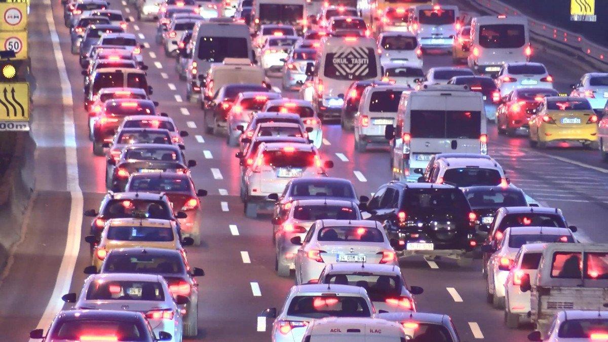 İstanbul'da, ilk iş gününde trafik yoğunluğu oluştu