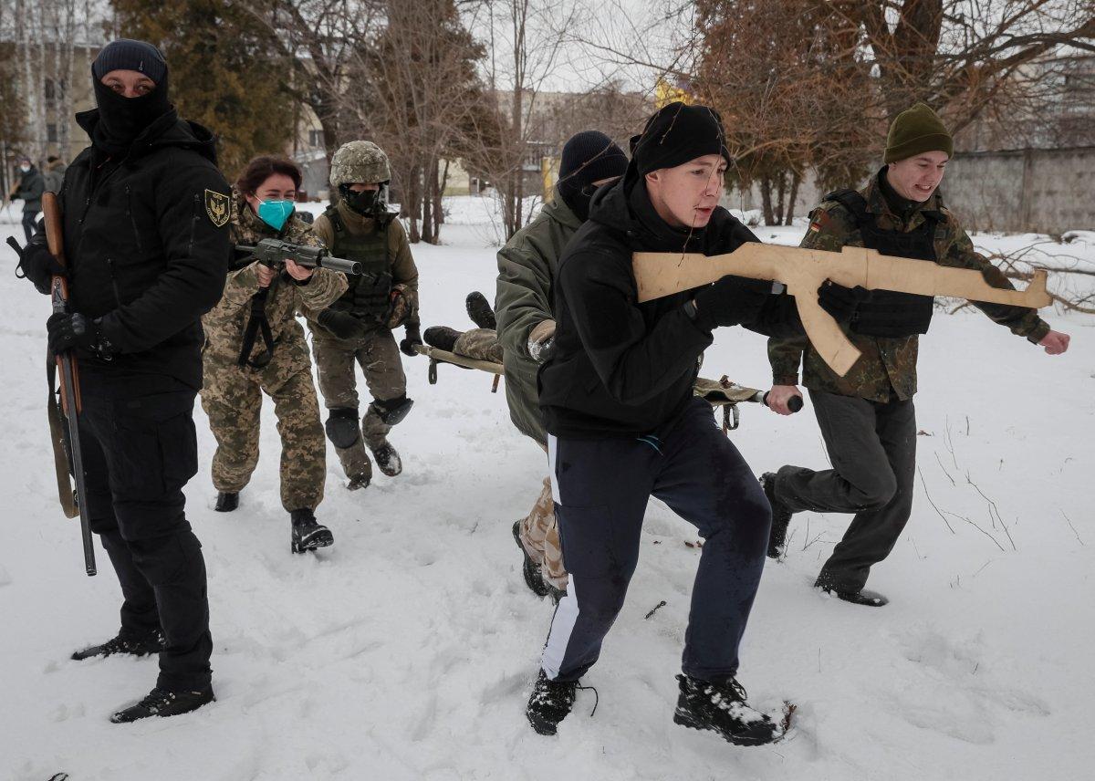 Ukrayna'da sivillere silah eğitimi devam ediyor