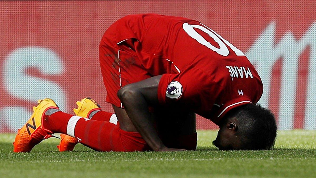 Sadio Mane yatakta kupayla poz verdi
