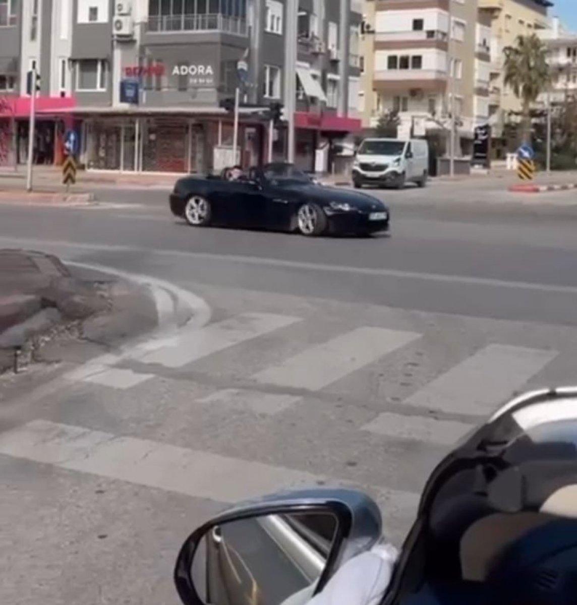 Antalya'da düğün konvoyunda üstü açık arabayla yaptıkları korkuttu