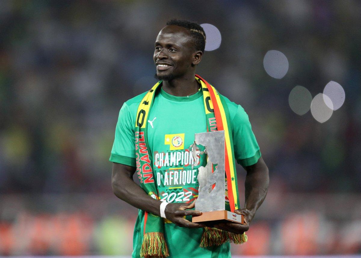 Sadio Mane yatakta kupayla poz verdi
