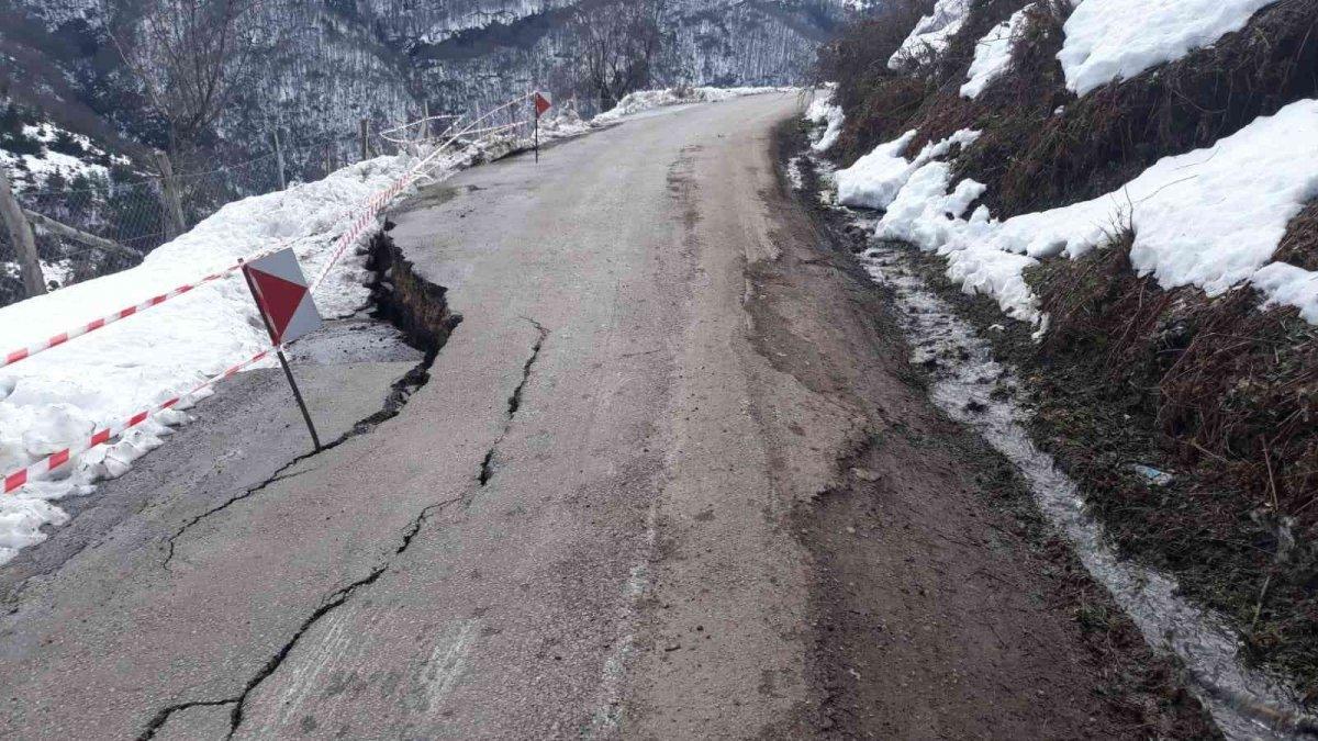 Kastamonu’da heyelan: Köy yolunda göçükler oluştu