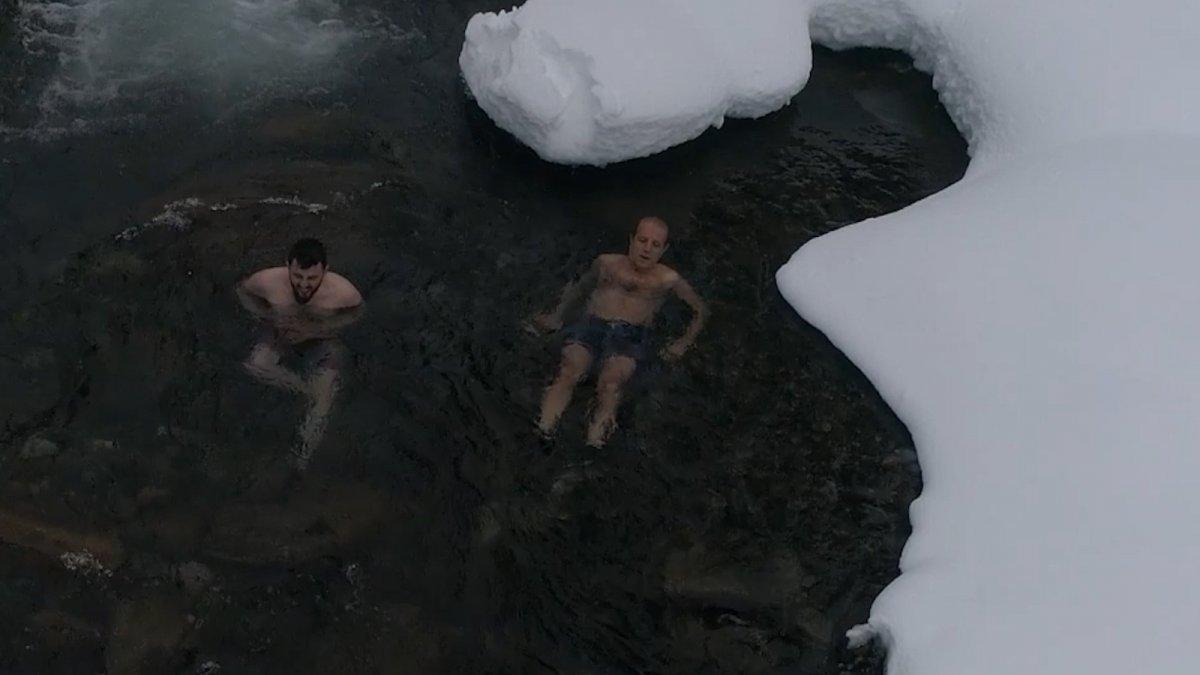 Rize’de, karlı Fırtına Deresi’nde yüzdüler