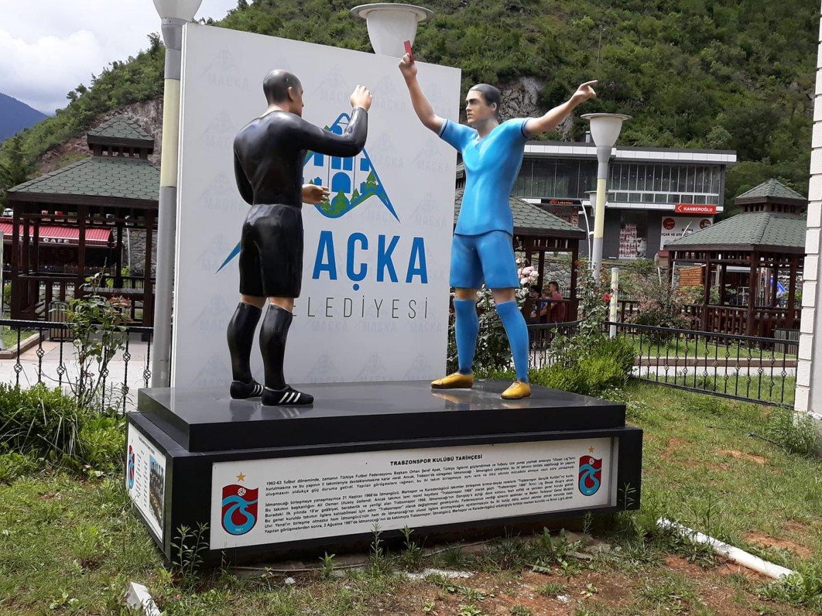 Hakemden Mohamed Salah'a: Al sen yönet maçı