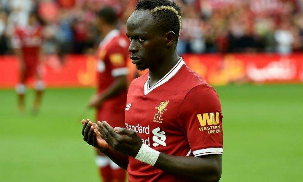 Sadio Mane yatakta kupayla poz verdi