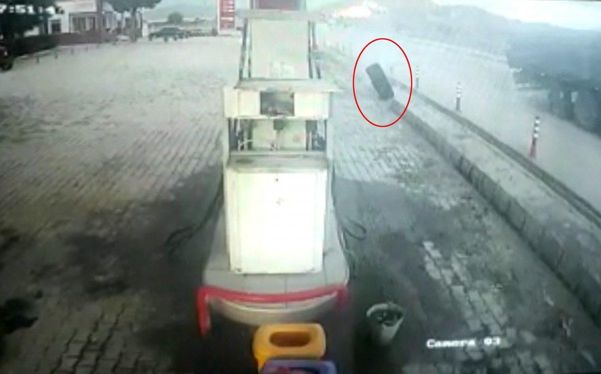 Burdur’da, tırın tekeri fırlayıp akaryakıt pompasını parçaladı