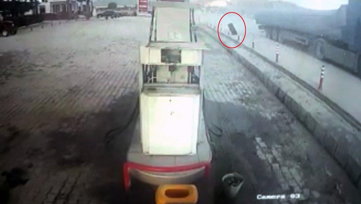 Burdur’da, tırın tekeri fırlayıp akaryakıt pompasını parçaladı