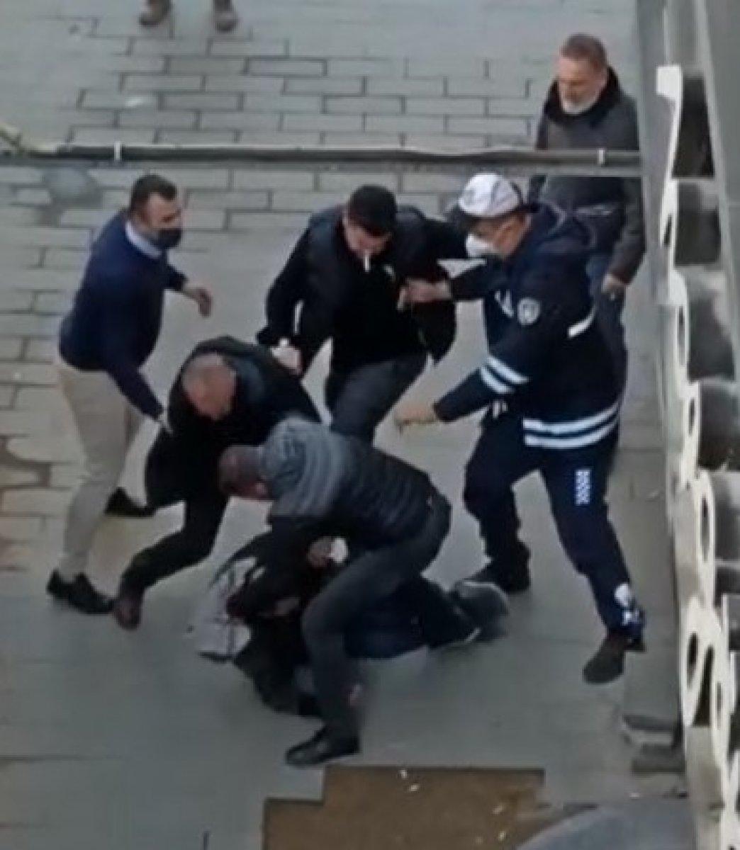 Kocaeli'de yanlış anlaşılınca cadde ortasında tekme tokat dayak yedi