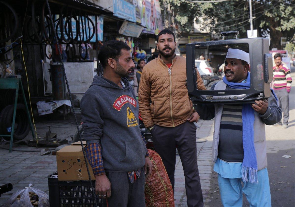 Hindistan'da televizyonla seçim kampanyası yürüten aday dikkat çekiyor