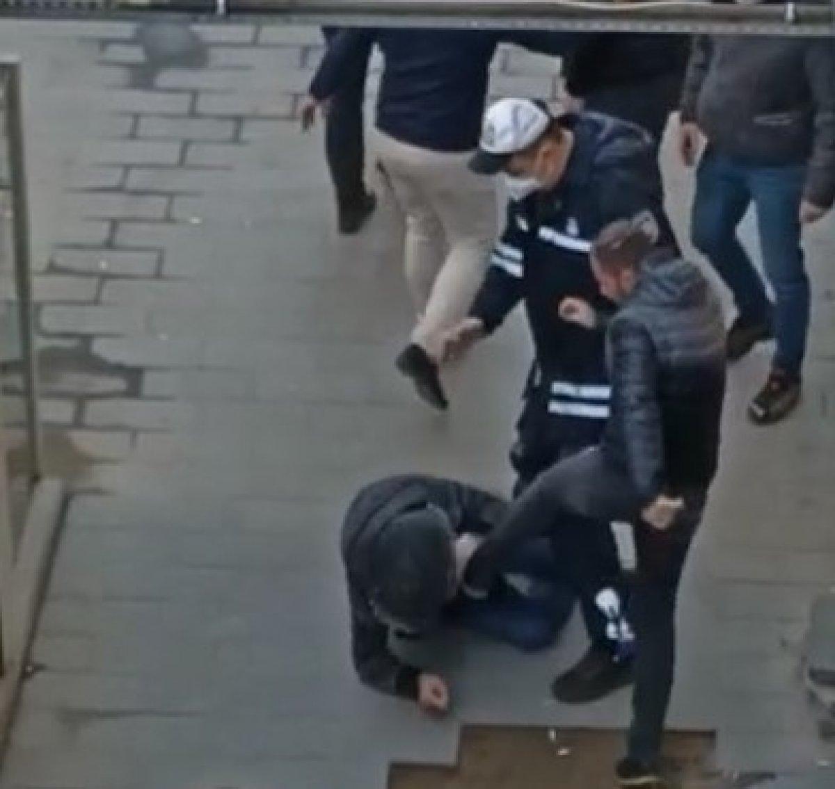 Kocaeli'de yanlış anlaşılınca cadde ortasında tekme tokat dayak yedi