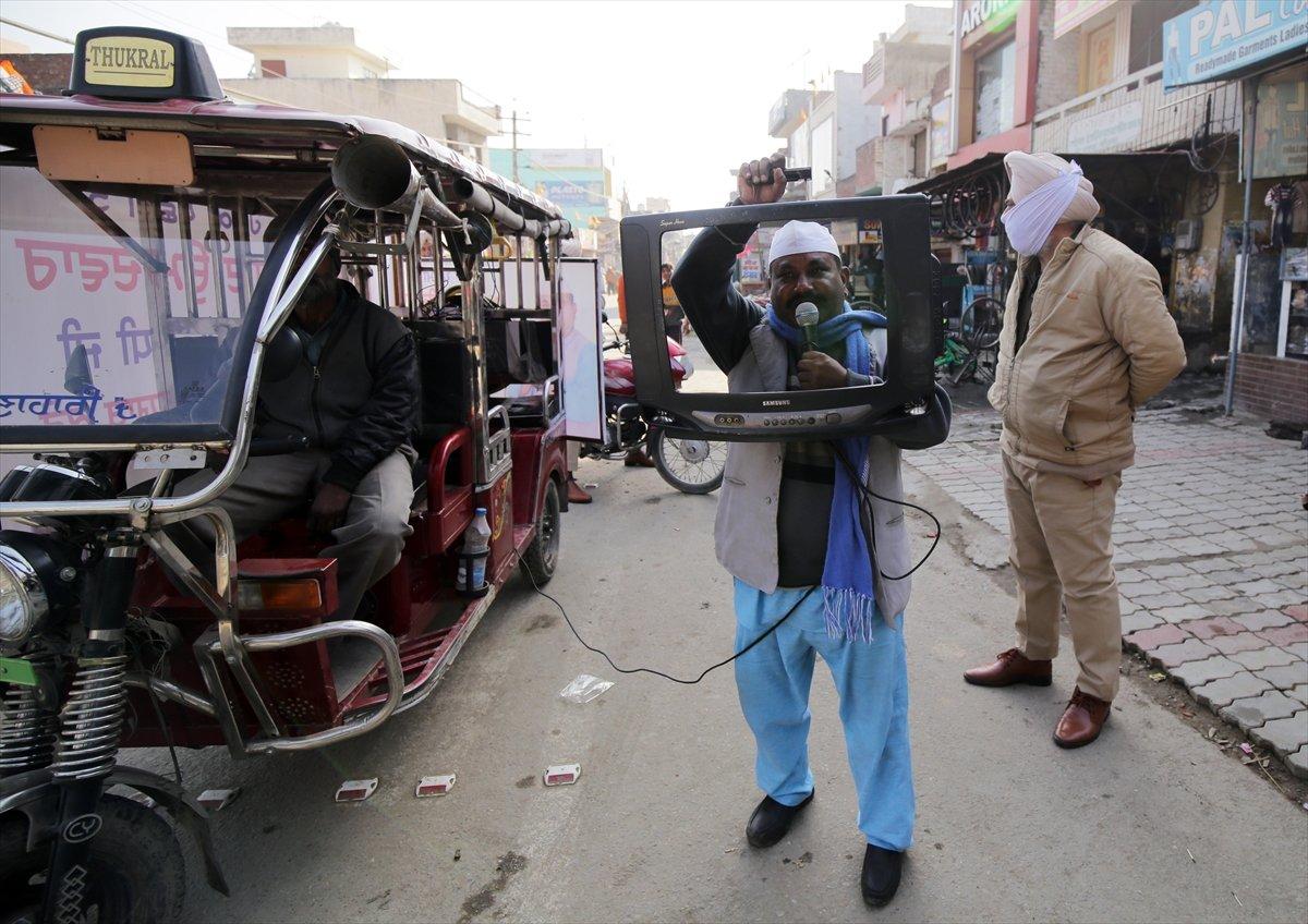 Hindistan'da televizyonla seçim kampanyası yürüten aday dikkat çekiyor