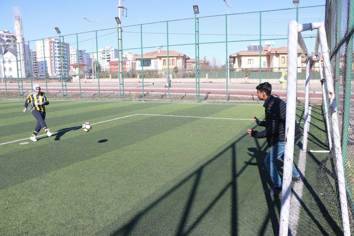 Diyarbakırlı aşçı Azize’nin futbol tutkusu