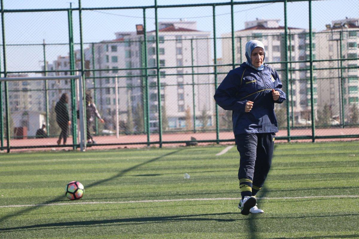 Diyarbakırlı aşçı Azize’nin futbol tutkusu