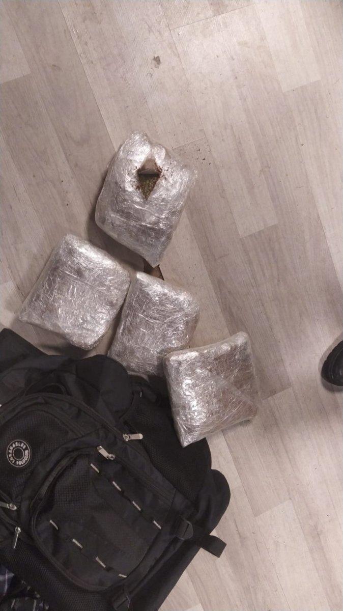 Adana’da sırt çantasından 1 kilo 320 gram esrar çıktı