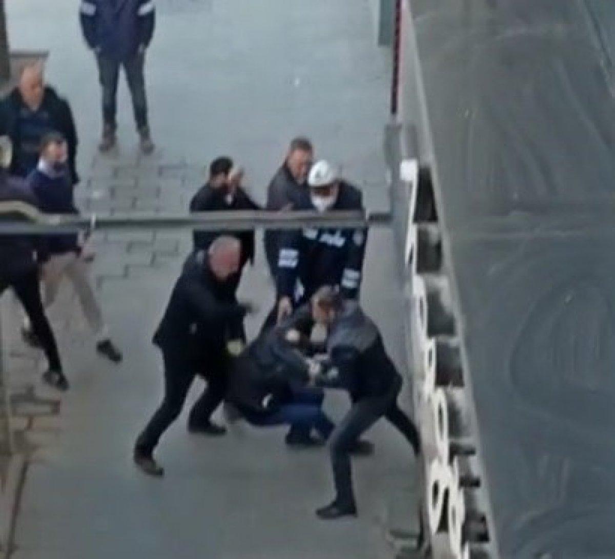 Kocaeli'de yanlış anlaşılınca cadde ortasında tekme tokat dayak yedi