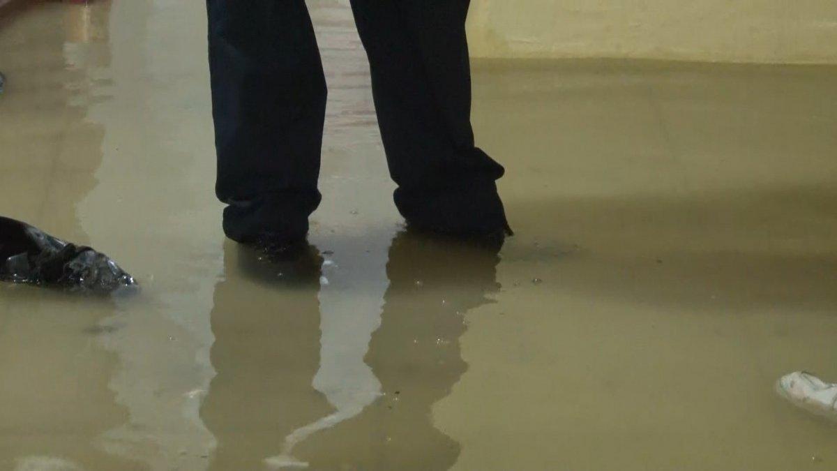 Avcılar'da evini su basan vatandaş İSKİ'ye isyan etti