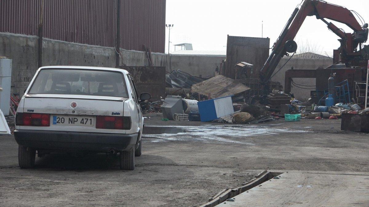 Denizli’de çalışır vaziyetteki otomobil çalındı