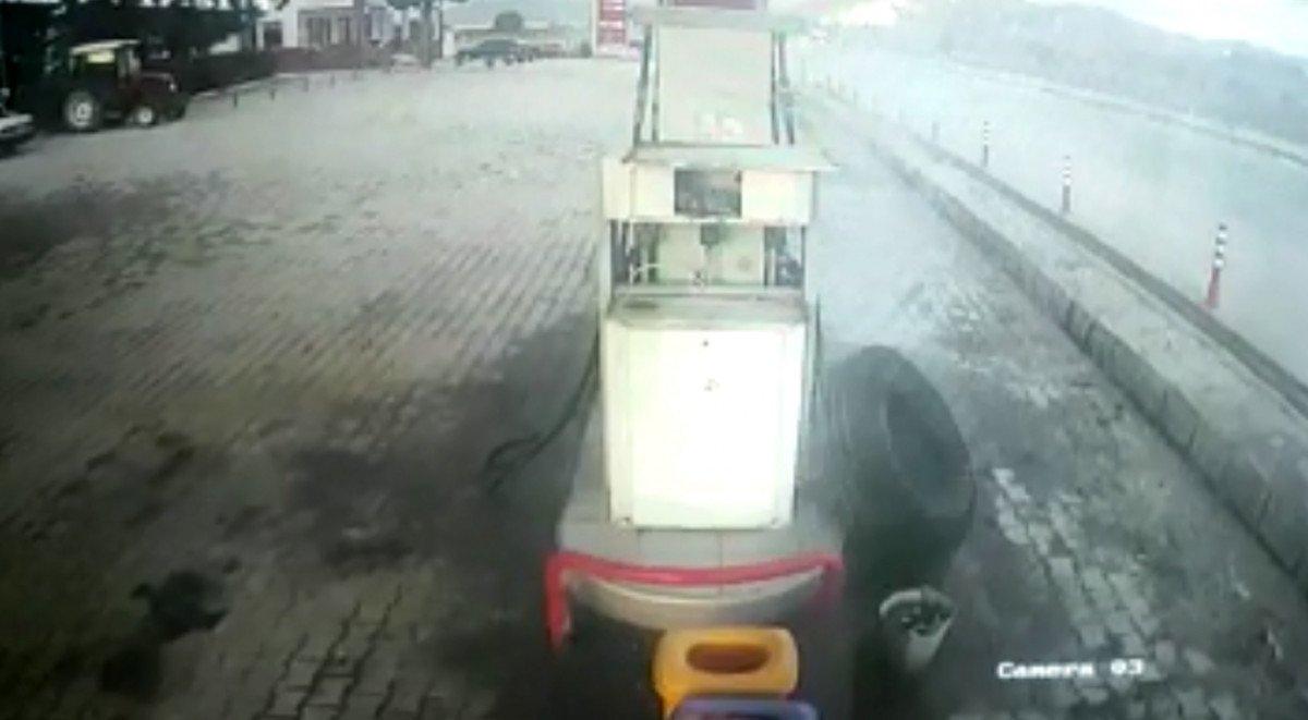 Burdur’da, tırın tekeri fırlayıp akaryakıt pompasını parçaladı