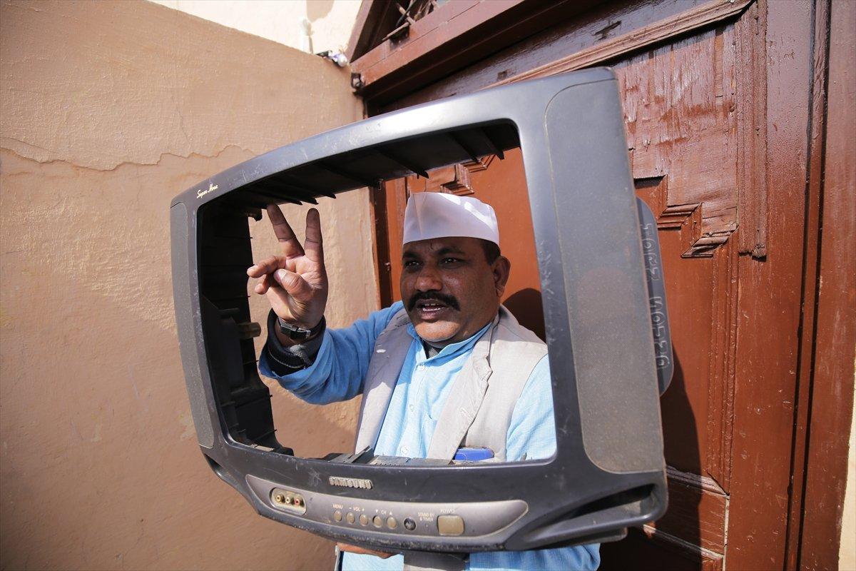 Hindistan'da televizyonla seçim kampanyası yürüten aday dikkat çekiyor