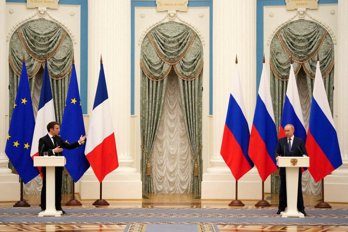 Vladimir Putin ile Emmanuel Macron arasındaki mesafe gündem oldu