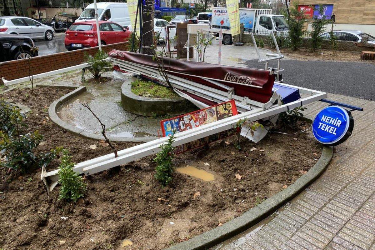 Kadıköy'de çöken yola düşen adam: Aşağısı korku filmi gibi