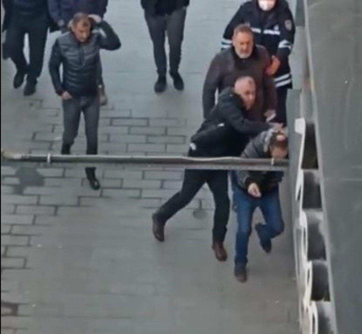 Kocaeli'de yanlış anlaşılınca cadde ortasında tekme tokat dayak yedi