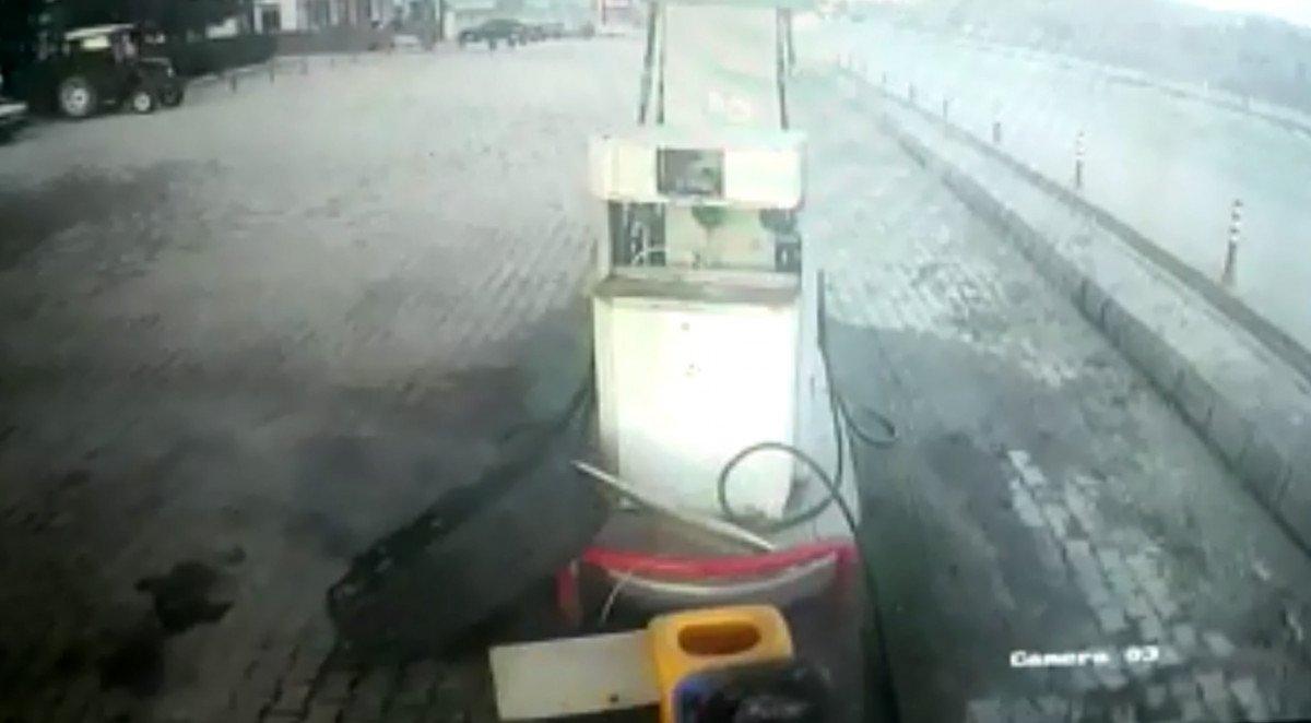 Burdur’da, tırın tekeri fırlayıp akaryakıt pompasını parçaladı