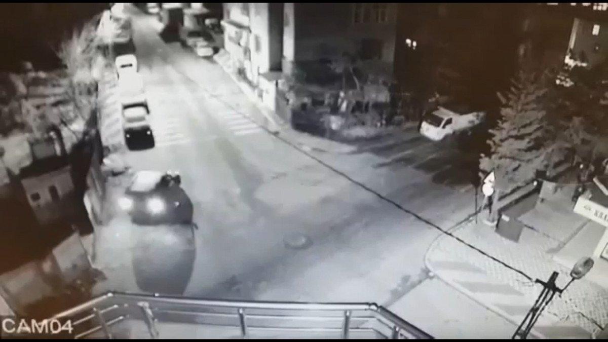 Sultanbeyli'de araç kapısı kopan hırsızlar, kapının aynısını galeriden çaldı