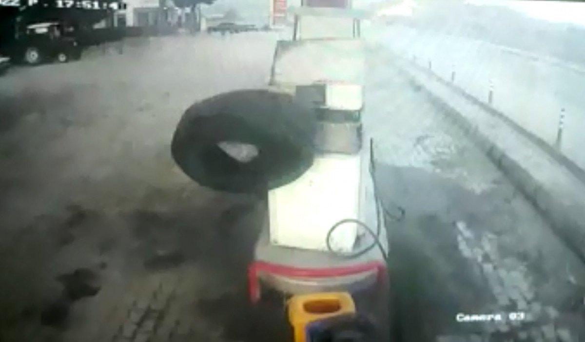 Burdur’da, tırın tekeri fırlayıp akaryakıt pompasını parçaladı