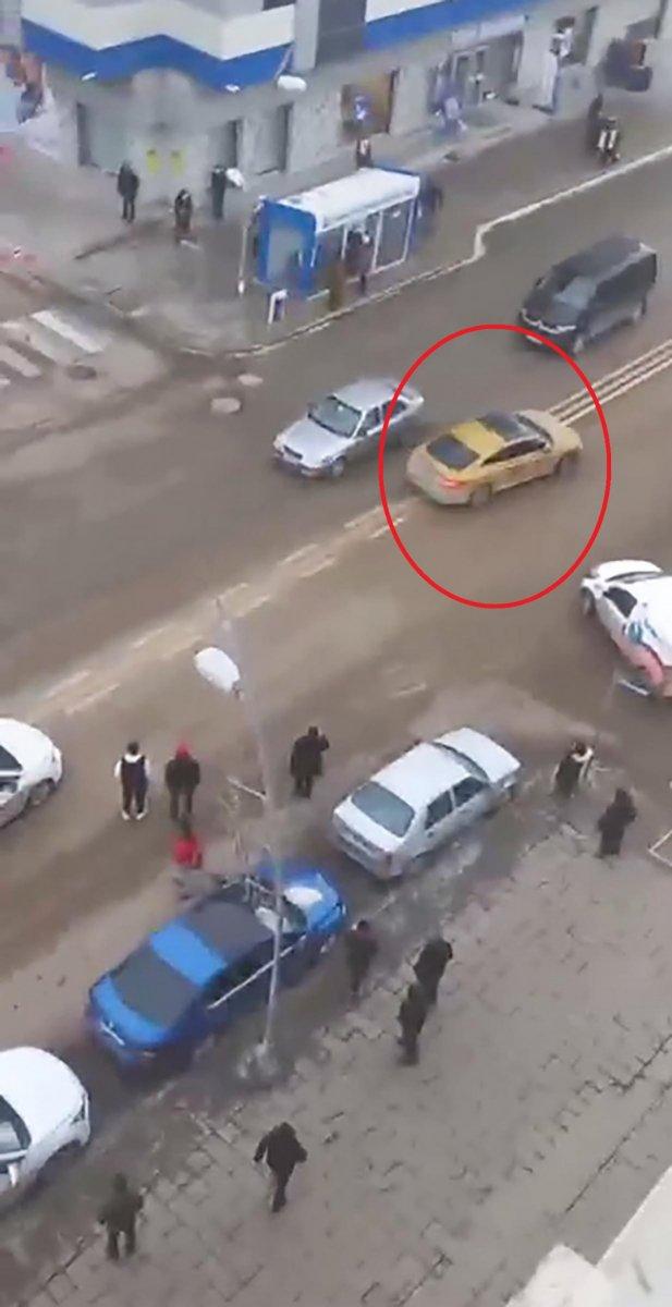 Erzurum'da trafik polisini 15 metre sürükledi