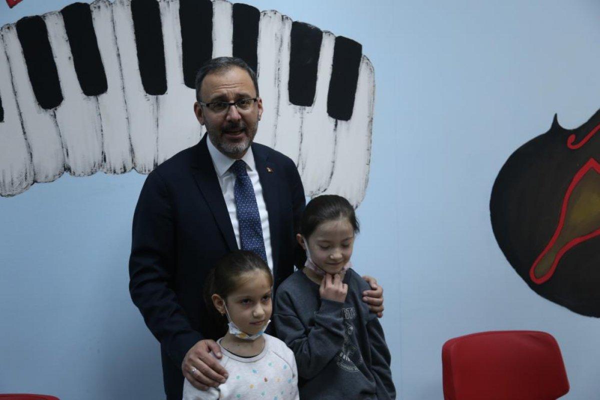 Mehmet Kasapoğlu gençlerle birlikte şarkı söyledi