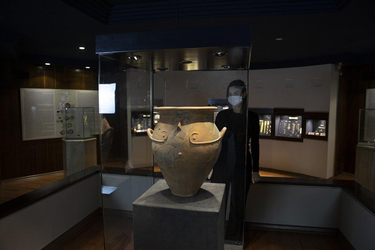 İzmir Arkeoloji Müzesi'nde 'kem gözlere karşı' yapıldığına inanılan tarihi eserler görücüye çıktı