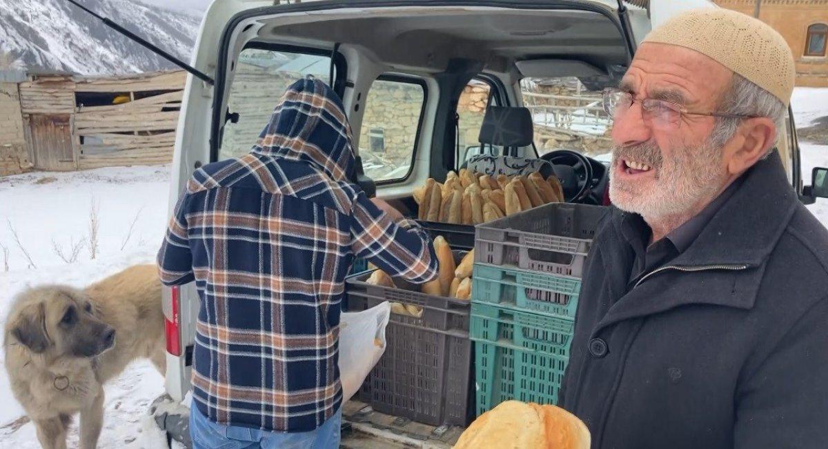 Bayburtlu fırıncı karlı yolları aşarak köylere ekmek götürüyor