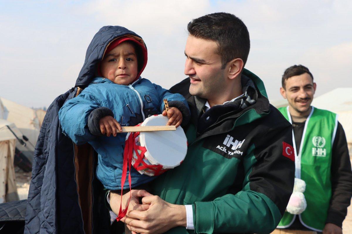 CZN Burak, Suriyeli çocuklara oyuncak götürüp yemek yaptı