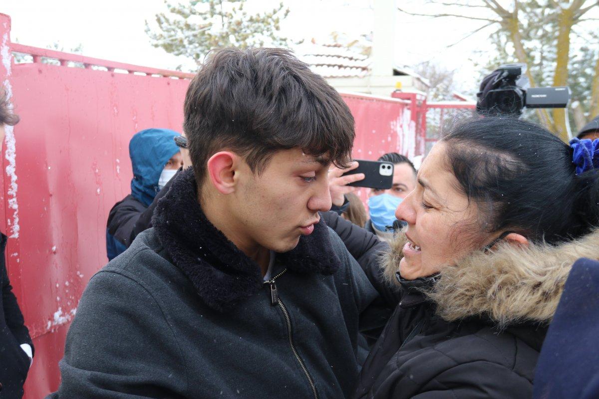 Eskişehir'de bıçaklanan kadını koruyan genç tahliye edildi